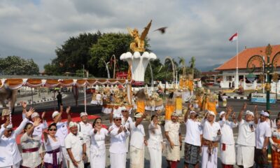 Bupati Buleleng I Nyoman Sutjidra bersama Wakil Bupati Gede Supriatna melaksanakan persembahyangan di Praja Mandala Singa Ambara Raja.