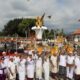 Bupati Buleleng I Nyoman Sutjidra bersama Wakil Bupati Gede Supriatna melaksanakan persembahyangan di Praja Mandala Singa Ambara Raja.