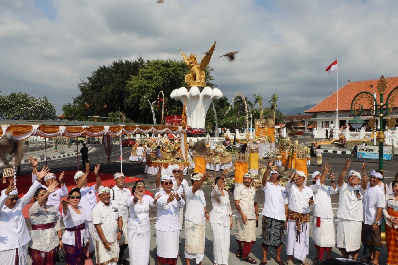 Bupati Buleleng I Nyoman Sutjidra bersama Wakil Bupati Gede Supriatna melaksanakan persembahyangan di Praja Mandala Singa Ambara Raja.