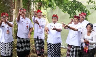 Bupati Tabanan I Komang Gede Sanjaya bersama Wakil Bupati I Made Dirga melepaskan burung usai persembahyangan di Pura Luhur Batukaru.