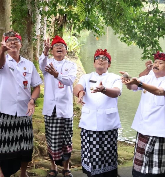 Bupati Tabanan I Komang Gede Sanjaya bersama Wakil Bupati I Made Dirga melepaskan burung usai persembahyangan di Pura Luhur Batukaru.