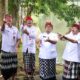 Bupati Tabanan I Komang Gede Sanjaya bersama Wakil Bupati I Made Dirga melepaskan burung usai persembahyangan di Pura Luhur Batukaru.