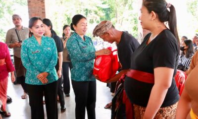 Ketua TP PKK Kota Denpasar Ny. Sagung Antari Jaya Negara menyerahkan paket bantuan bergizi kepada warga dalam kegiatan Menyapa dan Berbagi
