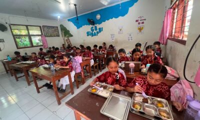 Petugas SPPG Polresta Denpasar menyalurkan program Makan Bergizi Gratis kepada siswa SD Negeri 7 Dauh Puri di Denpasar.