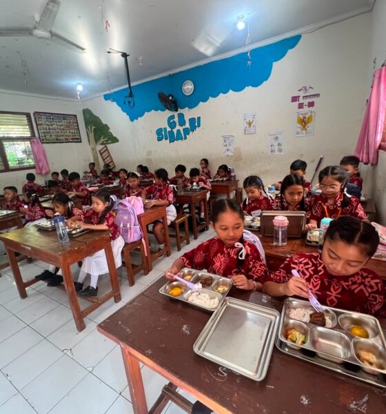 Petugas SPPG Polresta Denpasar menyalurkan program Makan Bergizi Gratis kepada siswa SD Negeri 7 Dauh Puri di Denpasar.