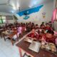 Petugas SPPG Polresta Denpasar menyalurkan program Makan Bergizi Gratis kepada siswa SD Negeri 7 Dauh Puri di Denpasar.