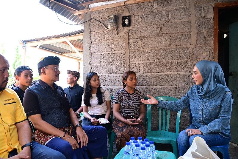 Wakil Ketua DPR RI Sari Yuliati bersama Anggota DPR RI Gde Sumarjaya Linggih mengunjungi keluarga korban pengeroyokan di Bali.