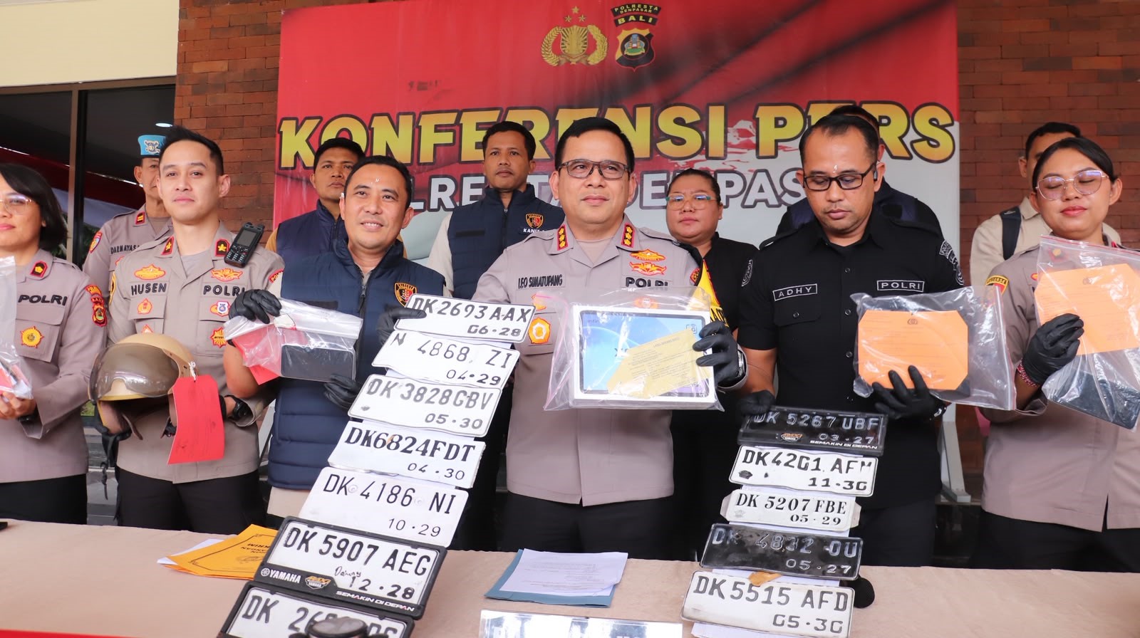 Kapolresta Denpasar Kombes Pol. Leonardo David Simatupang memberikan keterangan pers terkait pengungkapan 34 kasus 4C sepanjang Juli 2026.