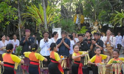 Walikota Denpasar Jaya Negara meninjau pengenalan muatan lokal mesolah dan megending kepada siswa di SD Negeri Tulangampiang.