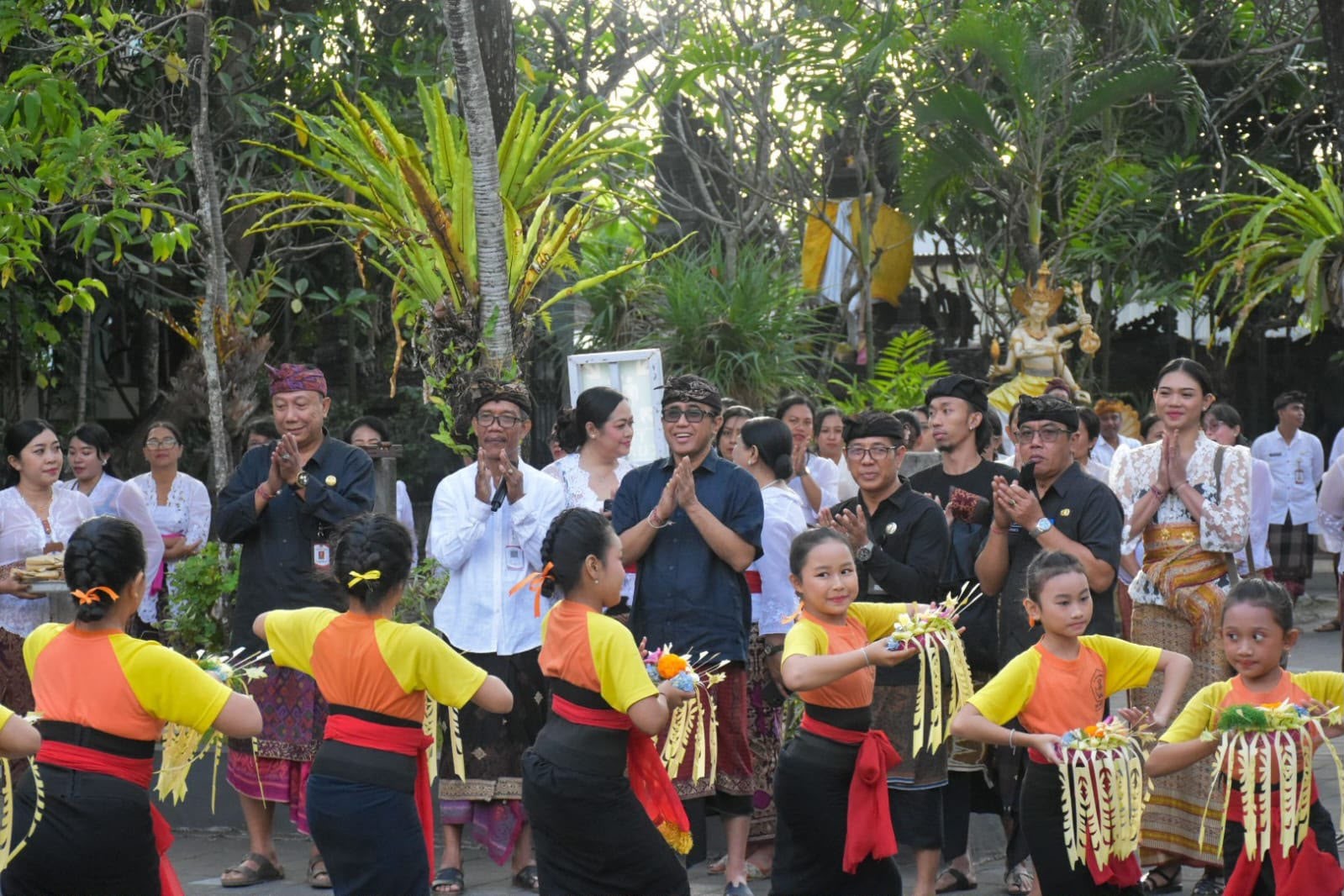 Walikota Denpasar Jaya Negara meninjau pengenalan muatan lokal mesolah dan megending kepada siswa di SD Negeri Tulangampiang.