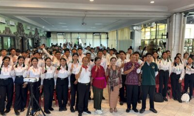 Bunda Antinarkoba Badung Ny. Rasniathi Adi Arnawa memberikan sosialisasi bahaya narkoba kepada siswa baru di SMK TI dan SMK Pariwisata Mengwitani.