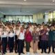 Bunda Antinarkoba Badung Ny. Rasniathi Adi Arnawa memberikan sosialisasi bahaya narkoba kepada siswa baru di SMK TI dan SMK Pariwisata Mengwitani.