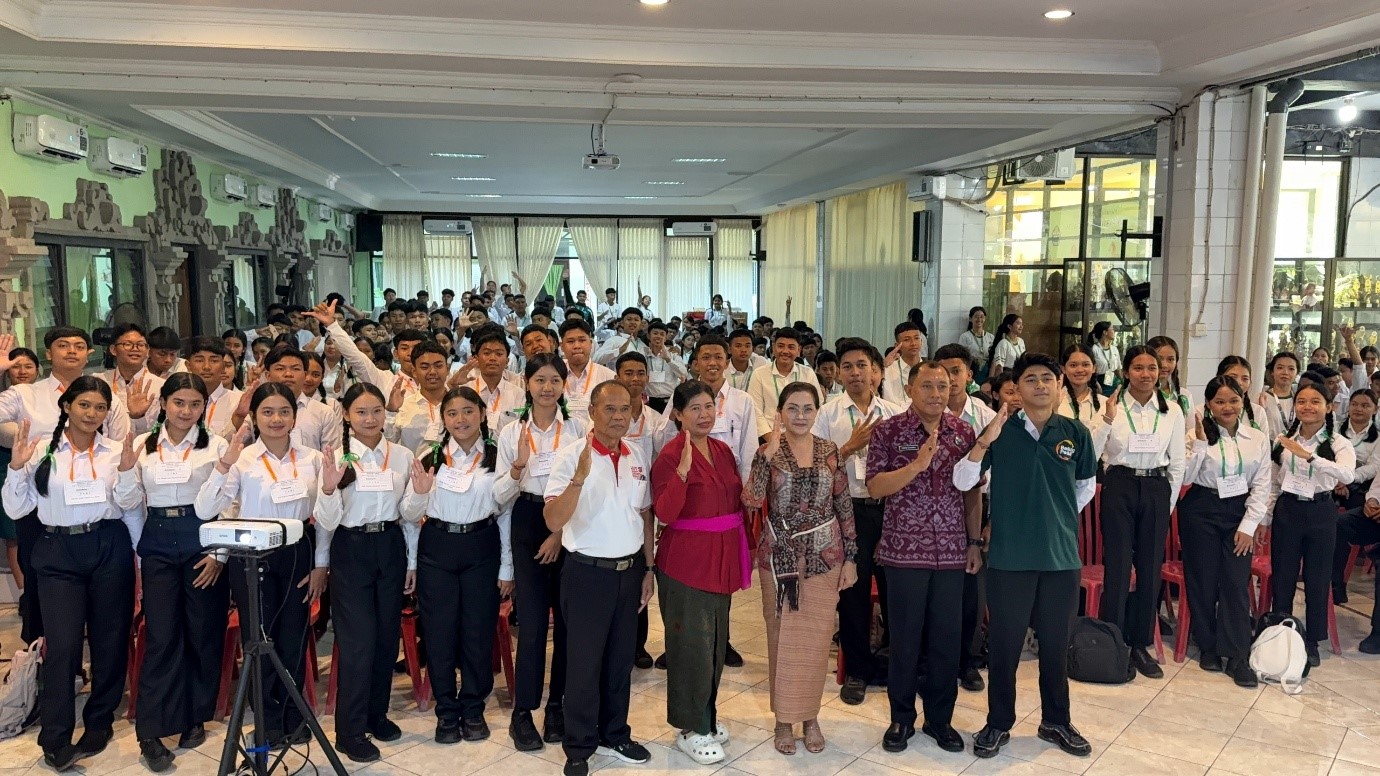 Bunda Antinarkoba Badung Ny. Rasniathi Adi Arnawa memberikan sosialisasi bahaya narkoba kepada siswa baru di SMK TI dan SMK Pariwisata Mengwitani.