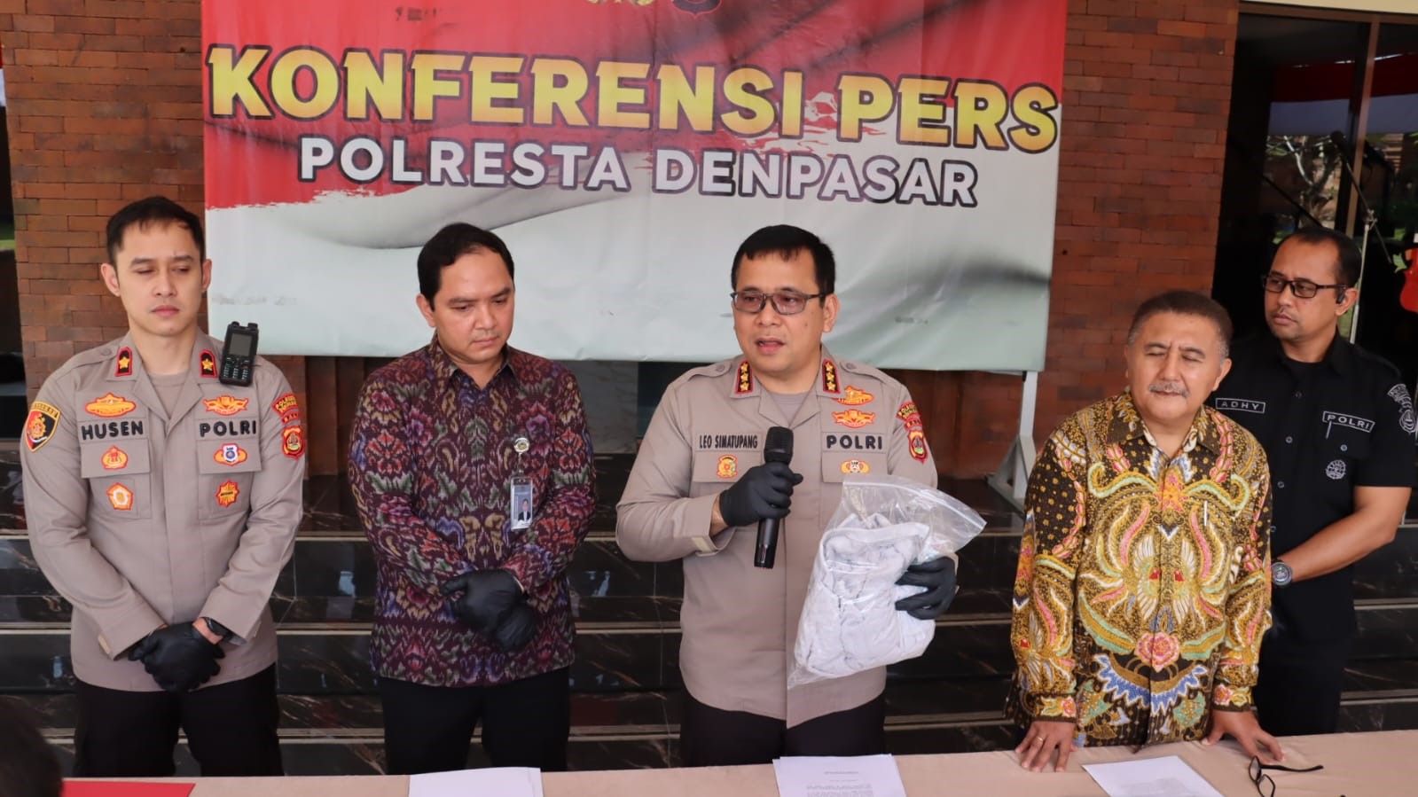 Kapolresta Denpasar Kombes Pol. Leonardo D. Simatupang memberikan keterangan kepada media terkait kematian WNA asal Australia di ruang detensi Imigrasi.