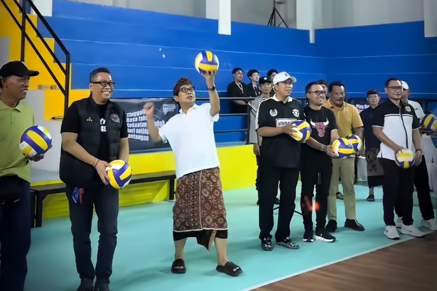 Bupati Badung I Wayan Adi Arnawa membuka Turnamen Bola Voli Himmus Cup II di GOR Gema Putra Presada, Desa Gulingan, Kecamatan Mengwi.