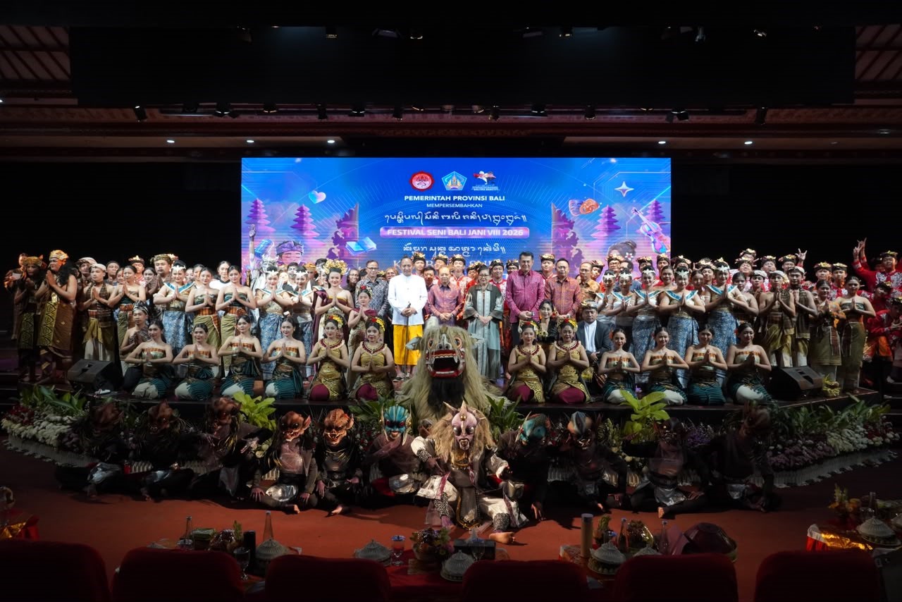Gubernur Bali Wayan Koster berfoto bersama usai menutup Festival Seni Bali Jani di Taman Budaya Art Centre Denpasar.