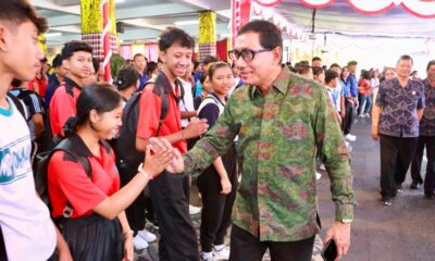 Sekda Eddy Mulya menjadi narasumber sekaligus menutup kegiatan MPLS di SMK PGRI 5 Denpasar dengan materi keadaban digital.