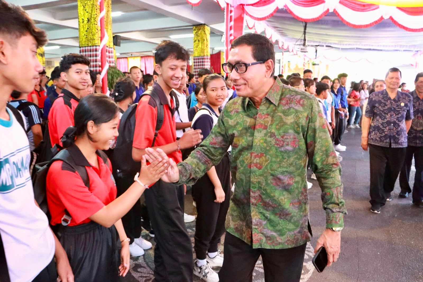 Sekda Eddy Mulya menjadi narasumber sekaligus menutup kegiatan MPLS di SMK PGRI 5 Denpasar dengan materi keadaban digital.