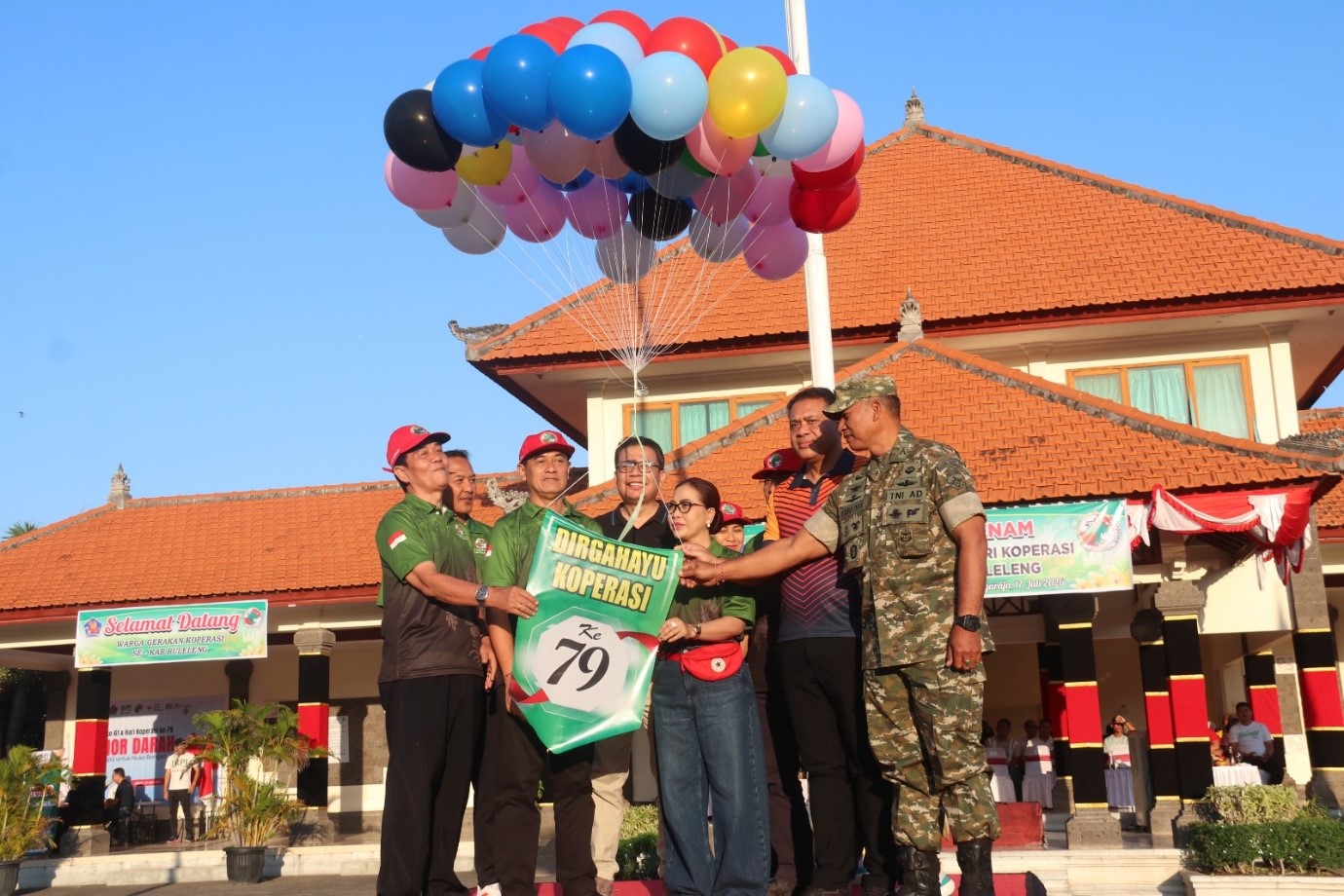 Wakil Bupati Buleleng Gede Supriatna memimpin Apel Peringatan Hari Koperasi ke-79 Tahun 2026 di Lapangan Ngurah Rai Singaraja.