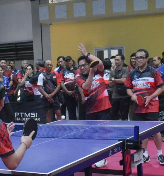 Walikota Jaya Negara bersama Wawali Arya Wibawa membuka Turnamen Tenis Meja Hari Pajak 2026 di Graha Yowana Suci, Denpasar
