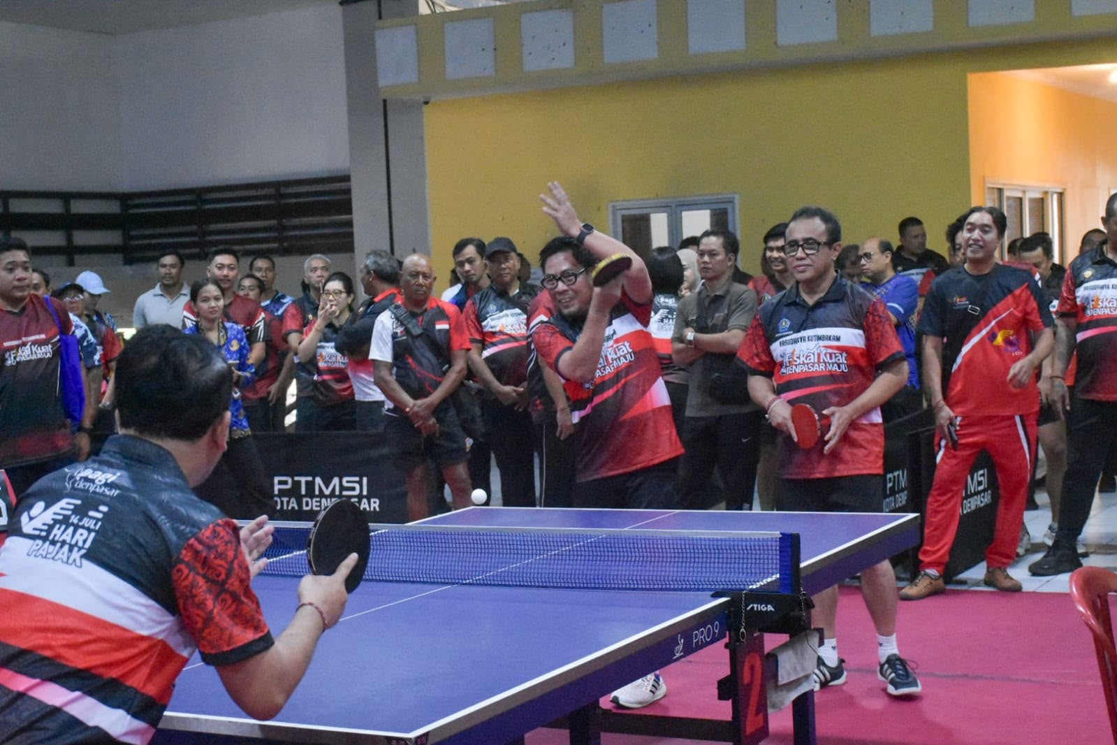 Walikota Jaya Negara bersama Wawali Arya Wibawa membuka Turnamen Tenis Meja Hari Pajak 2026 di Graha Yowana Suci, Denpasar