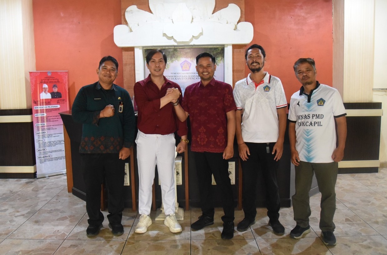 Anggota KPU Provinsi Bali dan jajaran Dukcapil Provinsi Bali dalam kunjungan kerja sinkronisasi data di Denpasar.