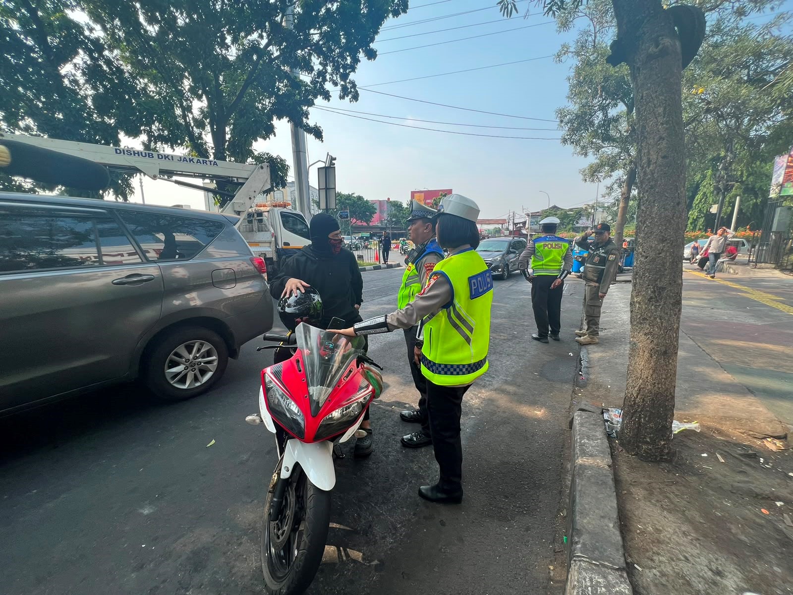 Ilustrasi sepeda motor tanpa spion yang melanggar aturan lalu lintas dan berisiko meningkatkan kecelakaan di jalan.