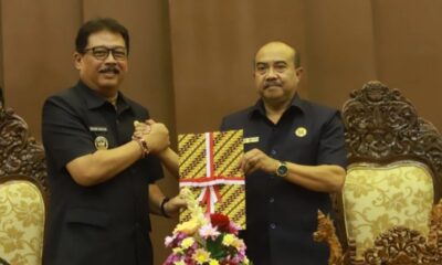 DPRD Kabupaten Gianyar menyampaikan Raperda Inisiatif tentang Penataan Sempadan Sungai di Ruang Sidang Utama Kantor DPRD Gianyar.