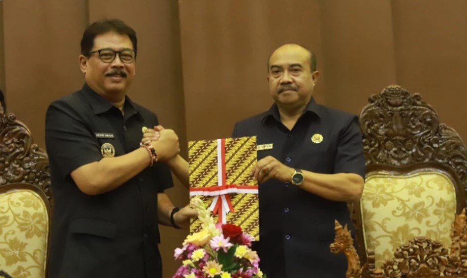 DPRD Kabupaten Gianyar menyampaikan Raperda Inisiatif tentang Penataan Sempadan Sungai di Ruang Sidang Utama Kantor DPRD Gianyar.