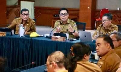 Wakil Walikota Denpasar I Kadek Agus Arya Wibawa memimpin Rapat Koordinasi TKPK dan Percepatan Perlinsos di Graha Sewakadarma.