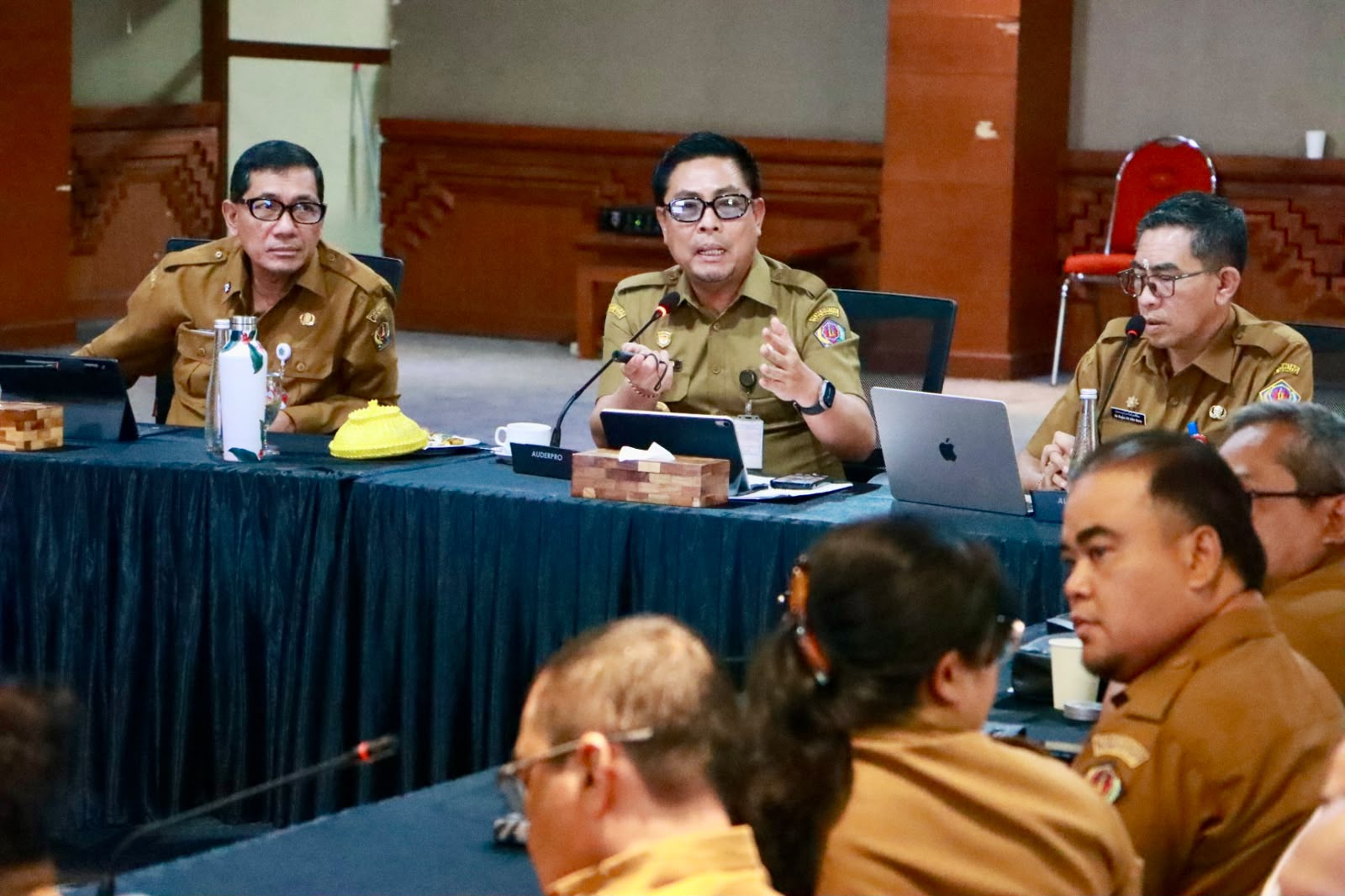 Wakil Walikota Denpasar I Kadek Agus Arya Wibawa memimpin Rapat Koordinasi TKPK dan Percepatan Perlinsos di Graha Sewakadarma.