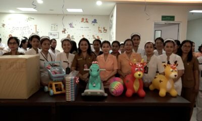 Penasehat DWP Badung Nyonya Rasniathi Adi Arnawa bersama Ketua DWP Nyonya Oliviana Surya Suamba mengunjungi pasien anak di RS Mangusada.