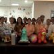 Penasehat DWP Badung Nyonya Rasniathi Adi Arnawa bersama Ketua DWP Nyonya Oliviana Surya Suamba mengunjungi pasien anak di RS Mangusada.