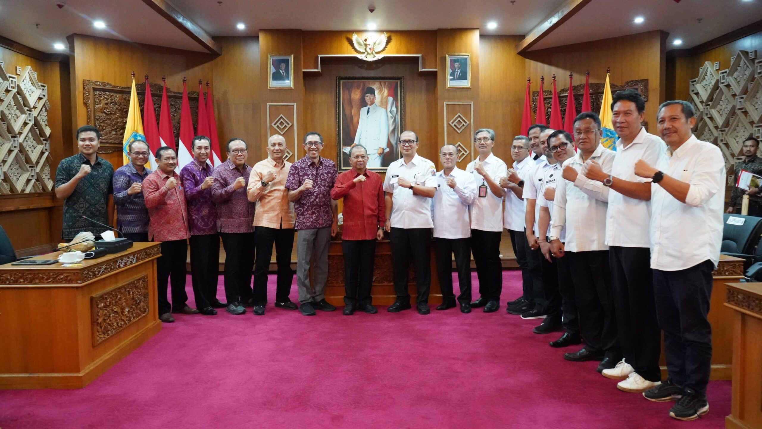 Gubernur Bali Wayan Koster memimpin Rapat Koordinasi Persiapan Kawasan Rendah Emisi di Bali.
