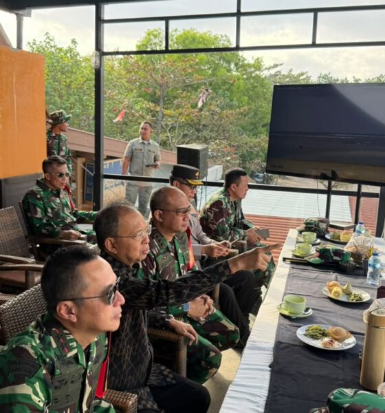 Gubernur Bali Wayan Koster menghadiri Manuver Lapangan Latihan Kesiapsiagaan Operasional (LKO) Kogabwilhan II di Pantai Mertasari, Sanur, Bali.