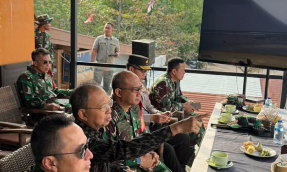 Gubernur Bali Wayan Koster menghadiri Manuver Lapangan Latihan Kesiapsiagaan Operasional (LKO) Kogabwilhan II di Pantai Mertasari, Sanur, Bali.