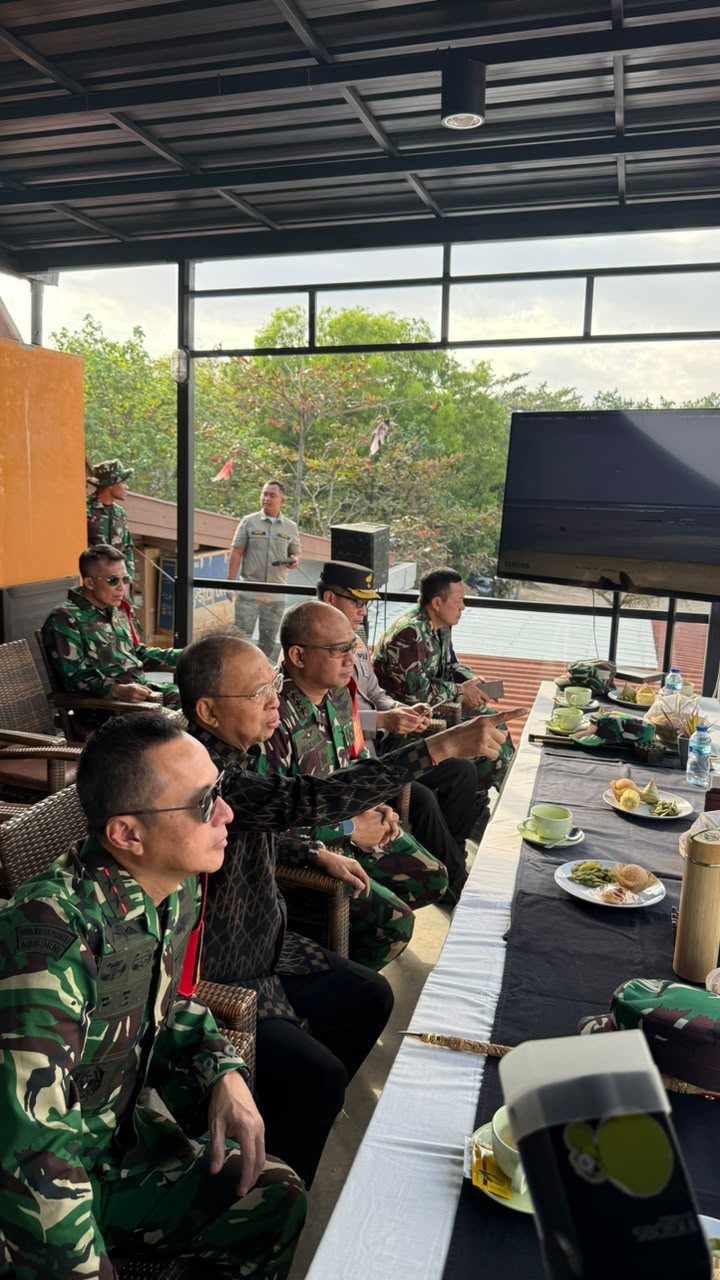 Gubernur Bali Wayan Koster menghadiri Manuver Lapangan Latihan Kesiapsiagaan Operasional (LKO) Kogabwilhan II di Pantai Mertasari, Sanur, Bali.