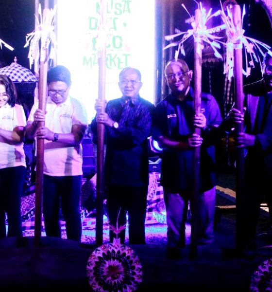 Gubernur Bali Wayan Koster bersama Bupati Badung Adi Arnawa, Direktur Operasi ITDC Troy Reza Waroka, dan Sub Brand Office Head Nusa Dua Risan Hanuraga membuka BRIMo Nusa Dua Eco Market 2026 di kawasan The Nusa Dua.
