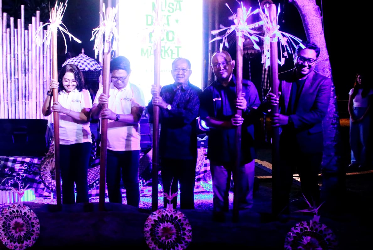 Gubernur Bali Wayan Koster bersama Bupati Badung Adi Arnawa, Direktur Operasi ITDC Troy Reza Waroka, dan Sub Brand Office Head Nusa Dua Risan Hanuraga membuka BRIMo Nusa Dua Eco Market 2026 di kawasan The Nusa Dua.