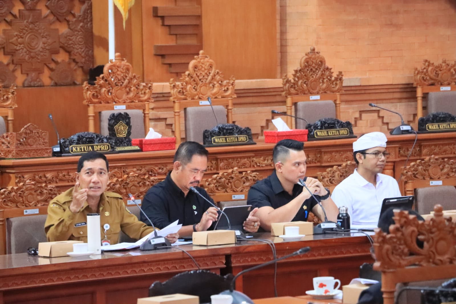Wakil Ketua DPRD Kota Denpasar Ida Bagus Yoga Adi Putra memimpin rapat pembahasan Perubahan KUA-PPAS 2026 didampingi Sekda Eddy Mulya di Gedung DPRD Denpasar.