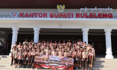 Wakil Ketua Orgakum Kwarcab Buleleng Putu Ariadi Pribadi melepas Kontingen Pramuka Buleleng menuju Jamnas XII dengan penyerahan bendera di Loby Atiti Wisma Kantor Bupati Buleleng.