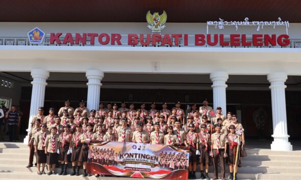 Wakil Ketua Orgakum Kwarcab Buleleng Putu Ariadi Pribadi melepas Kontingen Pramuka Buleleng menuju Jamnas XII dengan penyerahan bendera di Loby Atiti Wisma Kantor Bupati Buleleng.