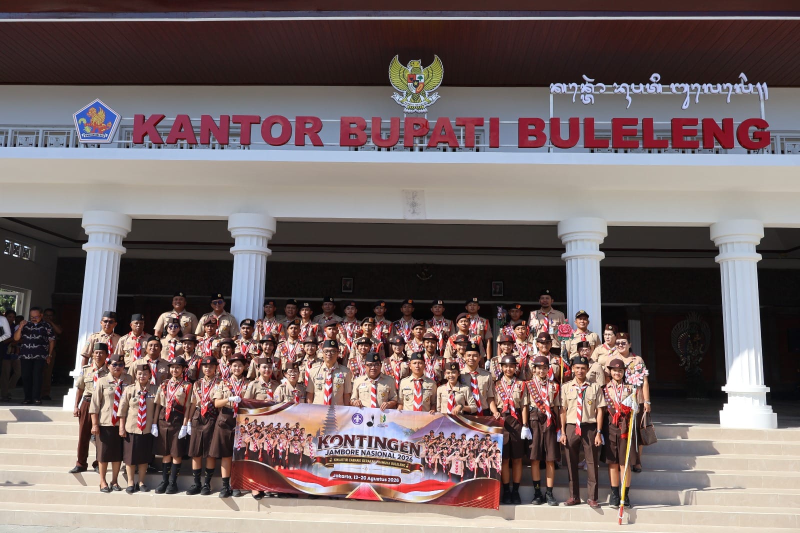 Wakil Ketua Orgakum Kwarcab Buleleng Putu Ariadi Pribadi melepas Kontingen Pramuka Buleleng menuju Jamnas XII dengan penyerahan bendera di Loby Atiti Wisma Kantor Bupati Buleleng.