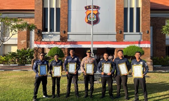 Kapolresta Denpasar Kombes Pol. Leonardo David Simatupang memimpin langsung pemberian penghargaan kepada 17 personel berprestasi Polresta Denpasar.