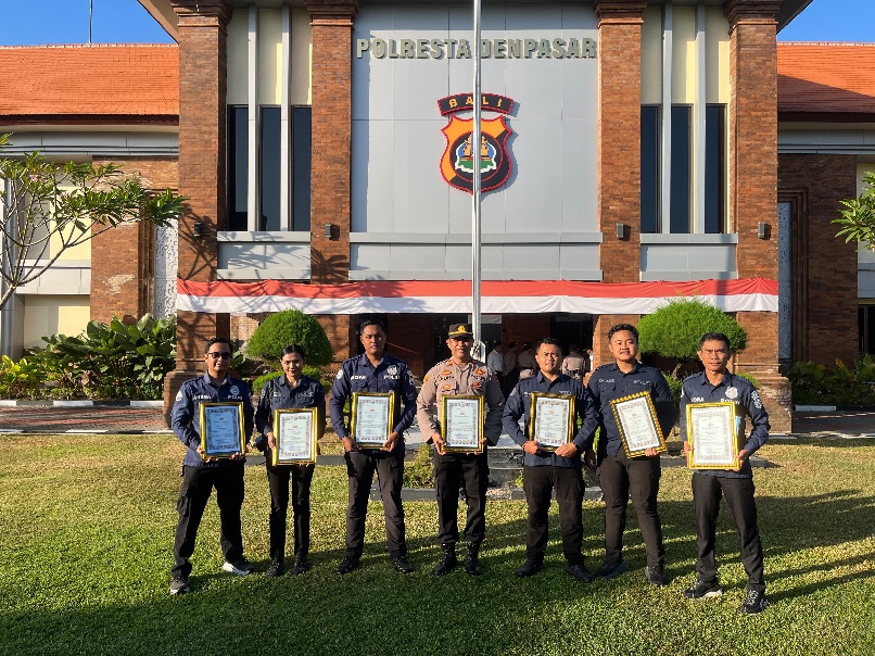 Kapolresta Denpasar Kombes Pol. Leonardo David Simatupang memimpin langsung pemberian penghargaan kepada 17 personel berprestasi Polresta Denpasar.