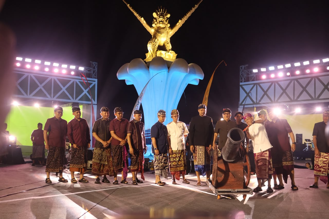 Gubernur Bali Wayan Koster membuka Buleleng Festival 2026 di kawasan Praja Mandala Singa Ambara Raja, Singaraja.