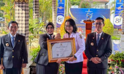 Asisten Pemerintahan dan Kesra Setda Denpasar Komang Lestari Kusuma Dewi menerima penghargaan JDIH Nasional dan IRH 2026 di Kantor Wilayah Kementerian Hukum Bali.