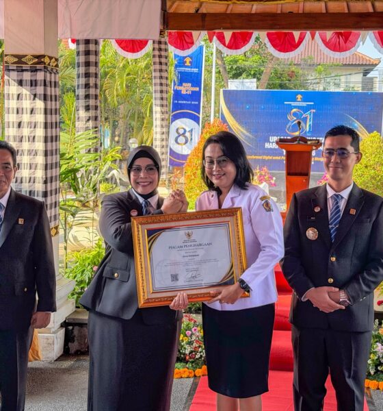 Asisten Pemerintahan dan Kesra Setda Denpasar Komang Lestari Kusuma Dewi menerima penghargaan JDIH Nasional dan IRH 2026 di Kantor Wilayah Kementerian Hukum Bali.