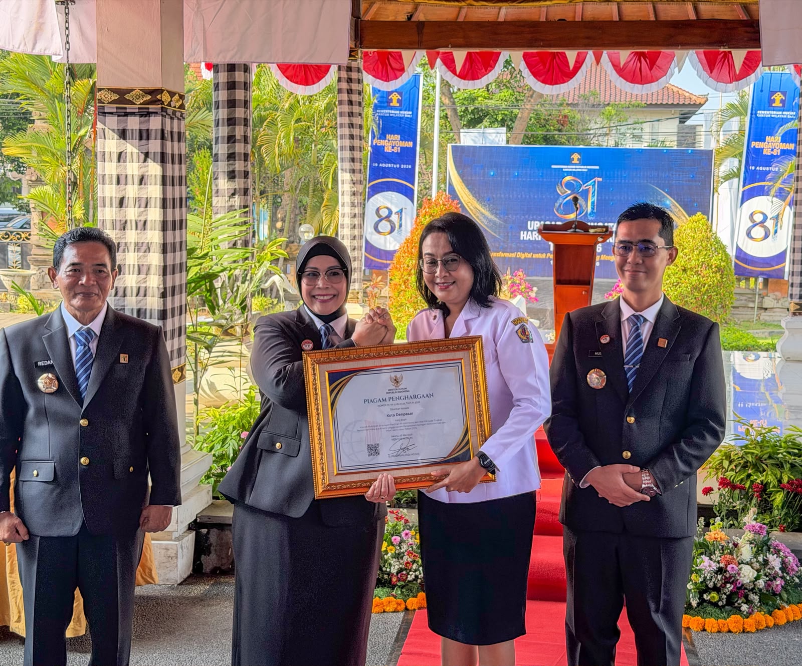 Asisten Pemerintahan dan Kesra Setda Denpasar Komang Lestari Kusuma Dewi menerima penghargaan JDIH Nasional dan IRH 2026 di Kantor Wilayah Kementerian Hukum Bali.