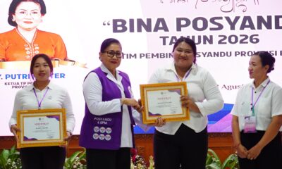Ketua TP Posyandu Provinsi Bali Ny. Putri Suastini Koster menutup Bimtek Bina Posyandu Angkatan XI Tahun 2026 di Bapelkesmas Dinas Kesehatan Provinsi Bali.
